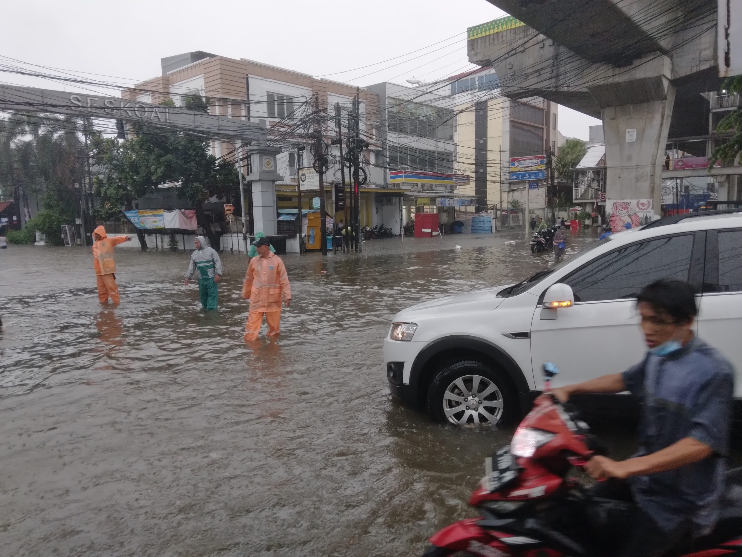 Jalan Ciledug Raya Terendam Banjir – MEDIA INFO NUSANTARA