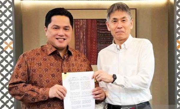 Ketua Umum Persatuan Sepakbola Seluruh Indonesia (PSSI) Erick Thohir mengemukakan penandatangan kontrak antara instruktur wasit asal Jepang Yoshimi Ogawa dengan PSSI sebagai langkah penting memperbaiki kualitas wasit Indonesia. "Ini menjadi komitmen kamu untuk terus memperbaiki kualitas wasit di kompetisi sepak bola nasional," kata Erick Thohir dalam keterangan tertulis yang dikutip dari akun instagram @erickthohir di Jakarta, Sabtu. PSSI dan Yoshimi Ogawa secara resmi menandatangani kontrak kerja sama untuk tiga tahun ke depan (2024-2027). Erick mengatakan, kerja sama tersebut merupakan bagian dari upaya meningkatkan kapabilitas dan integritas wasit untuk mewujudkan kompetisi sepak bolah Indonesia yang bersih. Baca juga: Ogawa sebut komunikasi klub dengan PSSI perihal wasit semakin baik Sebelumnya, dalam acara lokakarya di Jakarta, Yoshimi Ogawa mengatakan selain meningkatkan kualitas wasit Indonesia, salah satu fokus utamanya saat ini adalah menambah jumlah instruktur wasit. "Mengenai instruktur, saat ini mustahil mendapatkan 100-200 instruktur. Tapi kami sudah memulai kursus-kursus untuk instruktur, saat ini sudah ada 15 instruktur nasional," ujarnya. Mantan wasit di liga Jepang itu menjelaskan, pada Januari atau Februari 2025, pihaknya akan melakukan lokakarya untuk membuat kurikulum bagi wasit. "Kemudian kami akan kirim ke instruktur-instruktur wasit di tingkat provinsi agar mereka bisa menyelenggarakan kursus-kursus untuk wasit-wasit di sana," ujarnya. Ia meyakini bahwa setelah empat sampai lima tahun, PSSI akan memiliki banyak instruktur wasit dan wasit yang bagus di level provinsi. Namun untuk dapat mewujudkannya dibutuhkan waktu dan kesabaran. "Saat ini kami sudah mempelajari situasi di provinsi-provinsi, apa yang saat ini kami miliki, dan kemudian kami dapat menyediakan rencana untuk memecahkan masalah itu. Itu sebabnya harus selangkah demi selangkah," demikian Yoshimi Ogawa.
